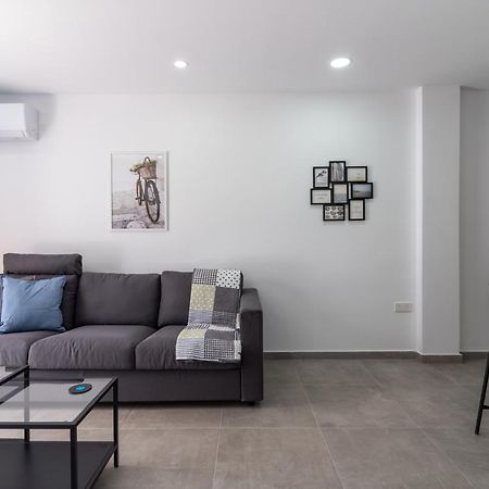Odyssey - Captivating 2-Bedroom Retreat In Larnaca Exteriör bild
